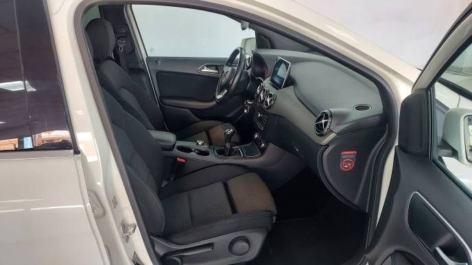 MERCEDES-BENZ B 180D