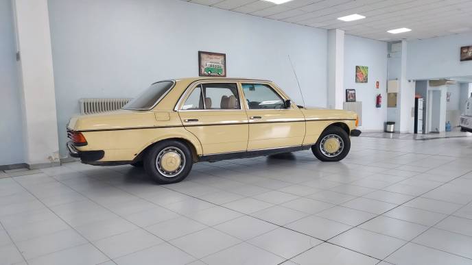 MERCEDES-BENZ 220D