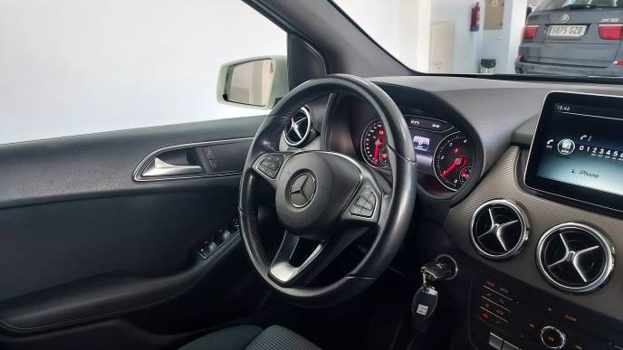 MERCEDES-BENZ B 180D