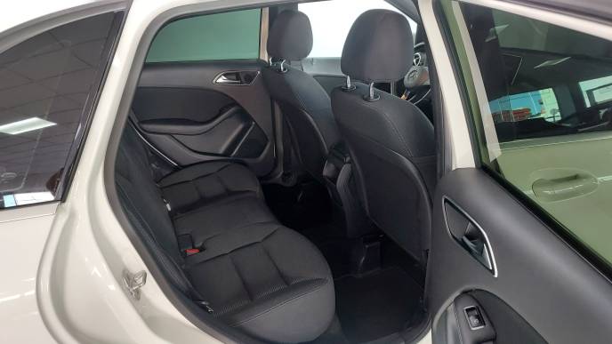 MERCEDES-BENZ B 180D
