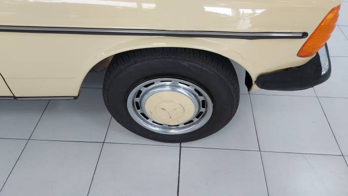 MERCEDES-BENZ 220D