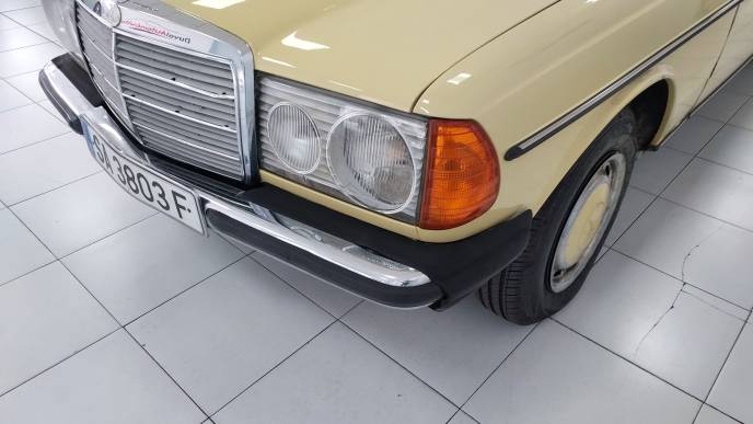 MERCEDES-BENZ 220D