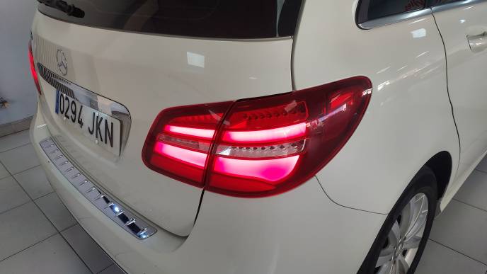 MERCEDES-BENZ B 180D
