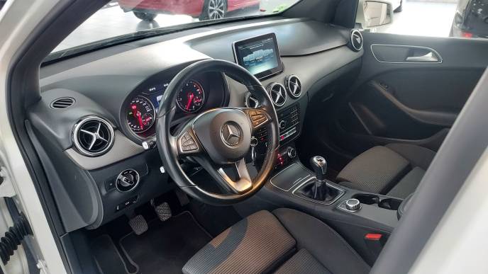 MERCEDES-BENZ B 180D